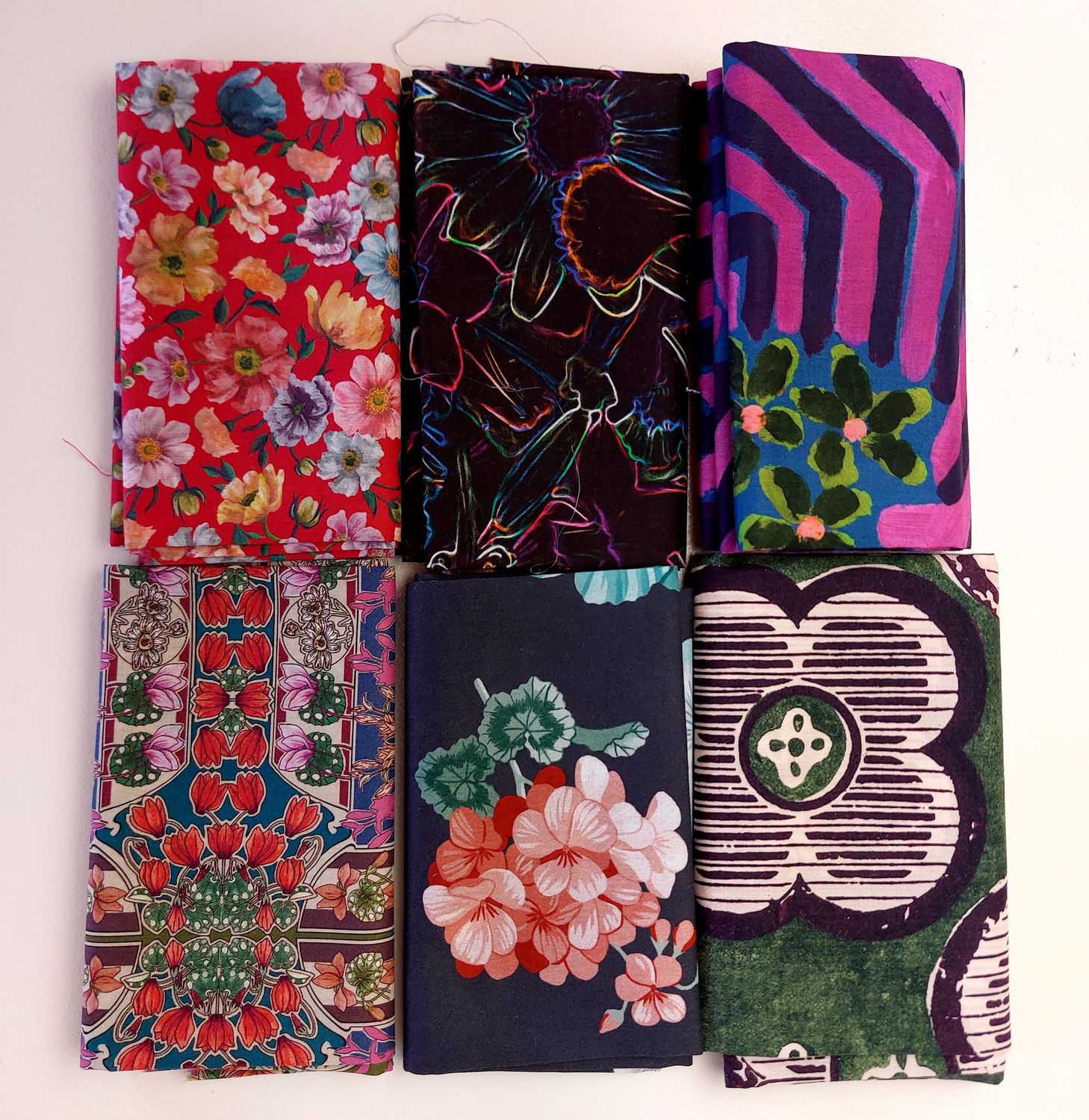 Liberty 6 Fat Quarter "Deep coloured flowers"