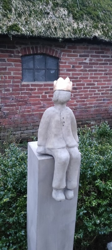 Stein Figur mit gold farbenen Akzenten kleiner Prinz / Prinzessin ...