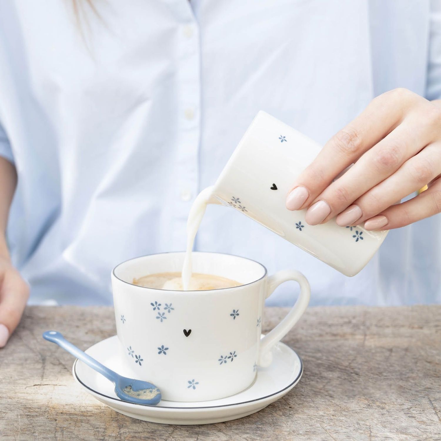 Cup / Tasse "Daisies" iris  blue,black