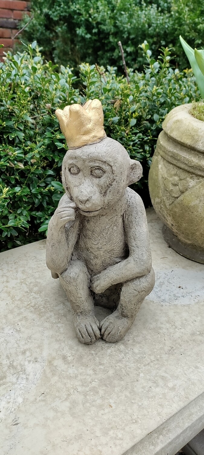 Affe mit goldener Krone / Stein Figur mit gold farbenen Akzenten