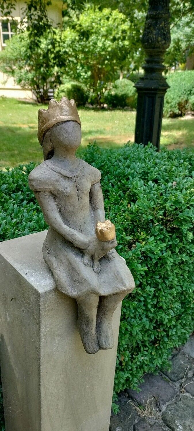 Prinzessin m gold / Stein Figur mit gold farbenen Akzenten