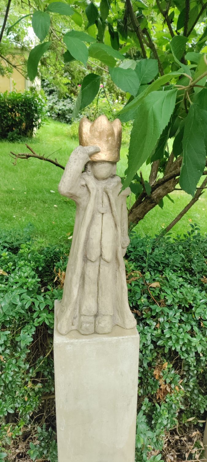 König / Stein Figur mit gold farbenen Akzenten