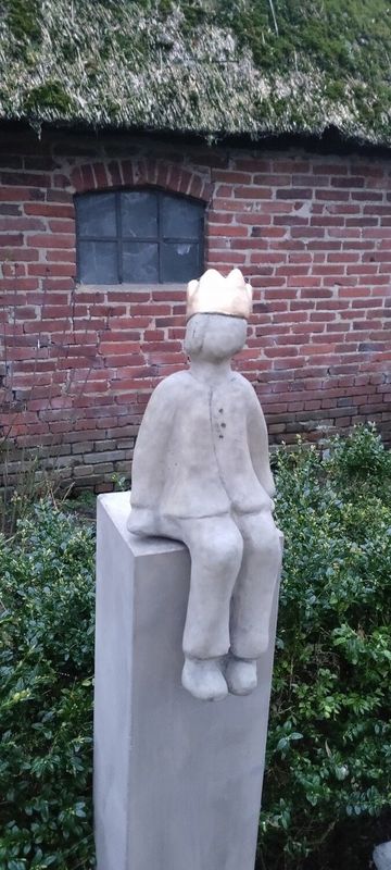kleiner Prinz m gold / Stein Figur mit gold farbenen Akzenten