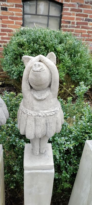 Stein Figur Tanzmariechen / Tanzendes Schwein
