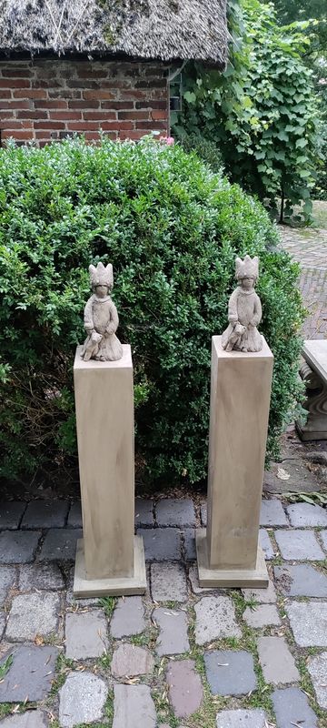 Stein Figur kleine Schwester