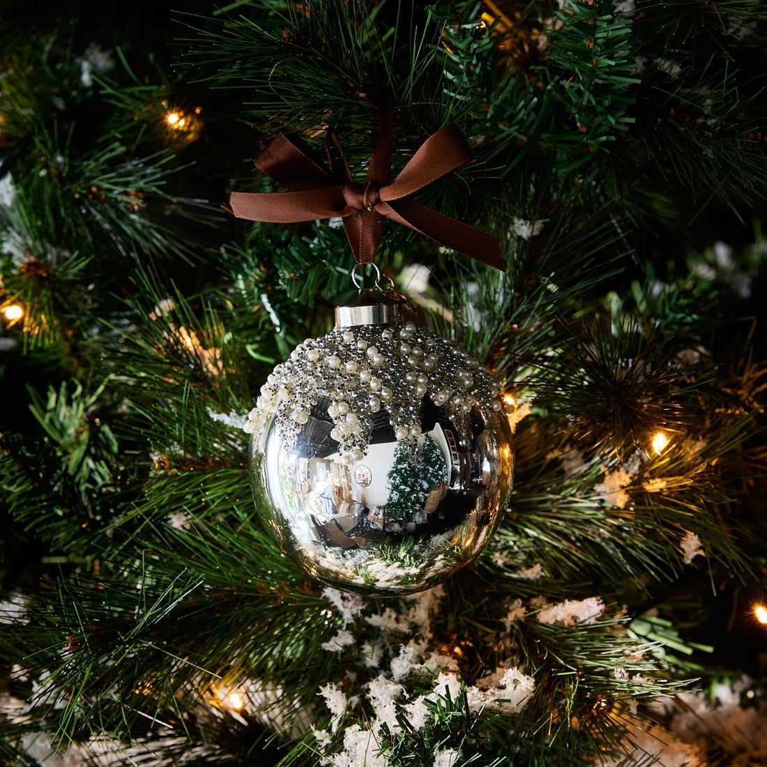 Raining Pearls Ornament dia 10