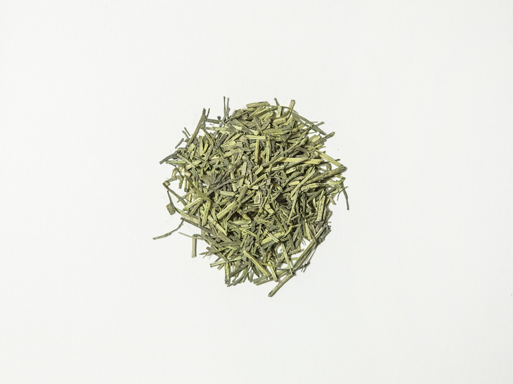 Kukicha mit Kirschbaumblättern