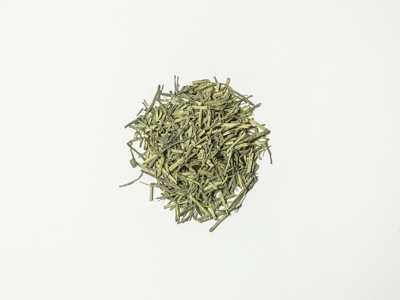 Kukicha mit Kirschbaumblättern