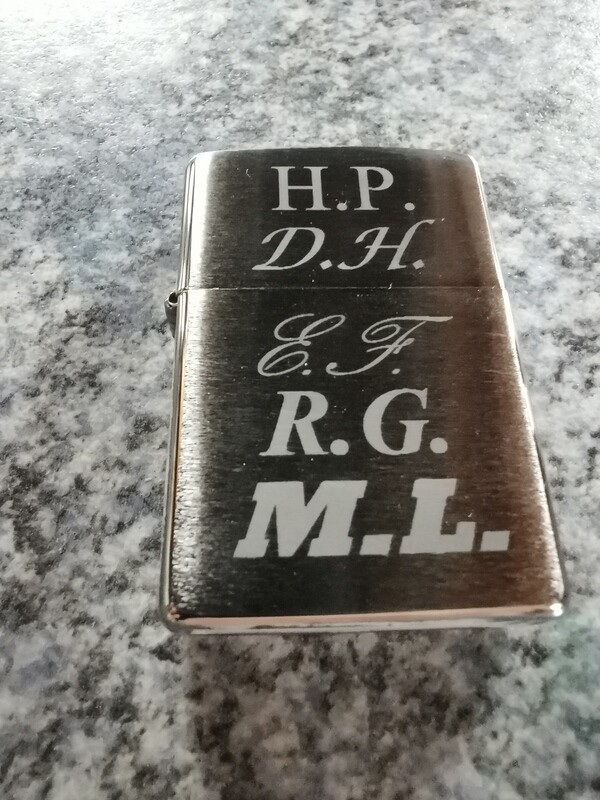 Preis und Termin auf Anfrage.
**********************************
Zippo mit Deiner Wunschgravur