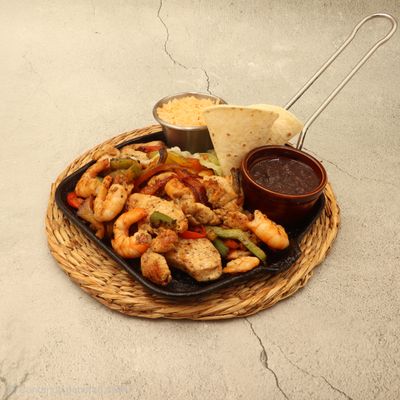 Fajitas de pollo y camarones