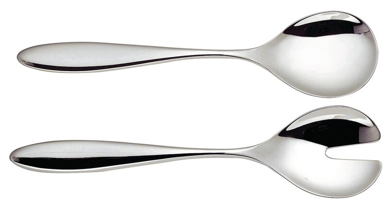 Mami coppia servire insalata