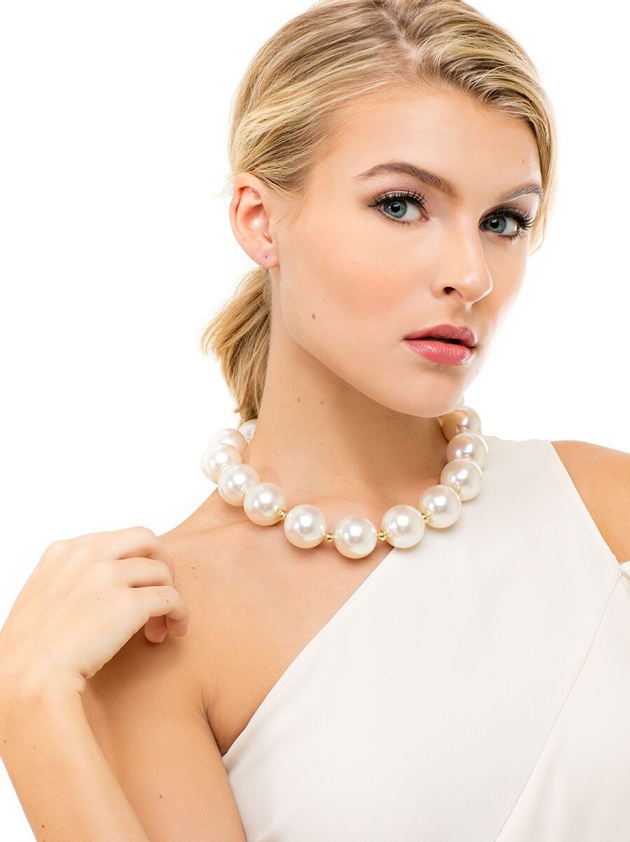 Oversized Pearl Collar