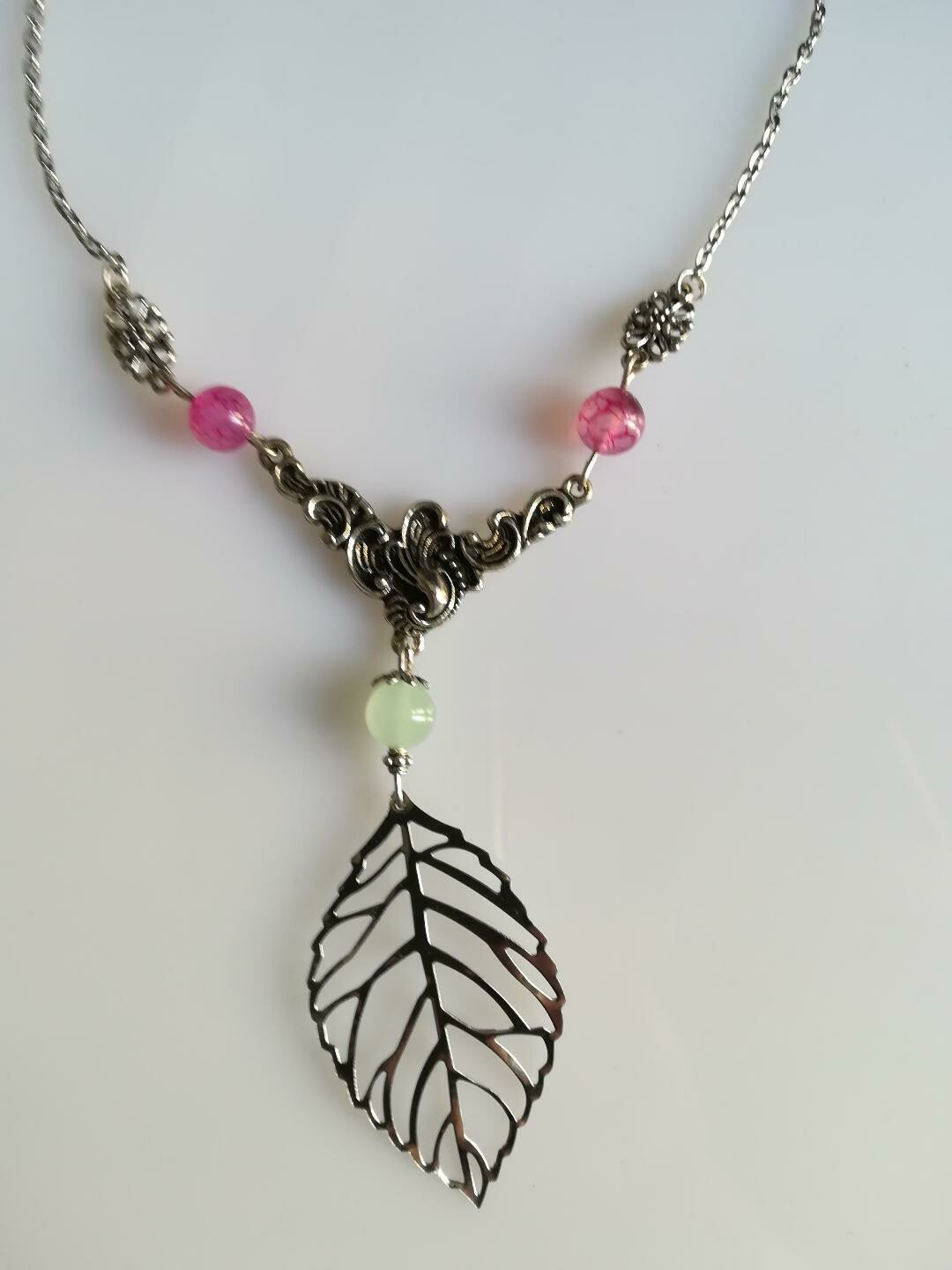 Collier-sautoir feuille avec agates