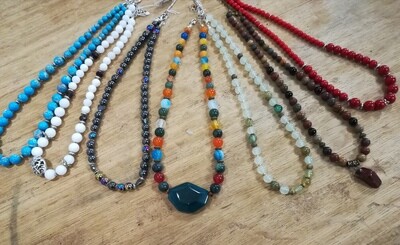 Colliers avec pierres fines, corail, lave