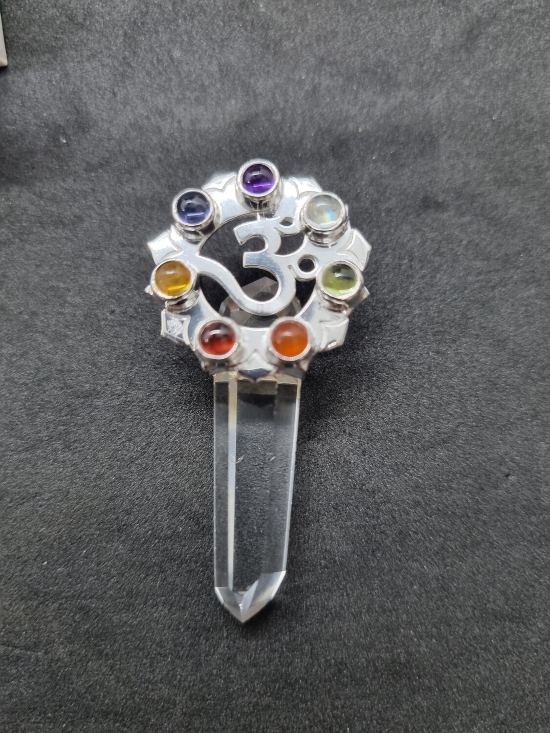 Chakra Kristall mit OM Symbol
