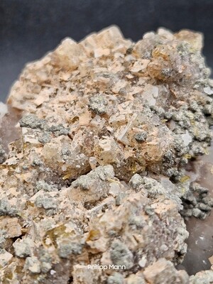 Fluorit gelb mit Quarz und Chalckopyrit überzogen aus Pöhla Erzgebirge