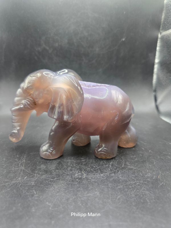 Elefant aus Amethyst mit Geode Elefant aus Amethyst mit Geode