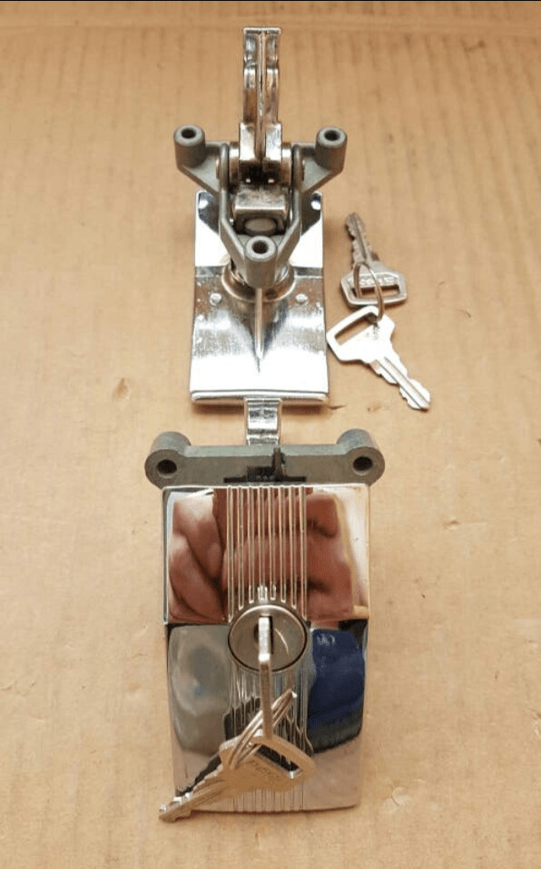 Cerradura tapa motor metálica Seat 133