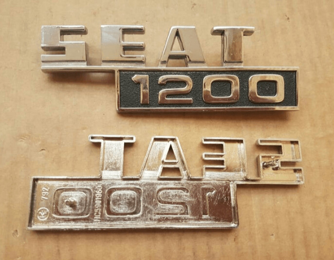 Insignia o anagrama Seat 1200