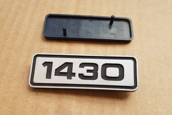 Insignia anagrama SEAT 128 1430