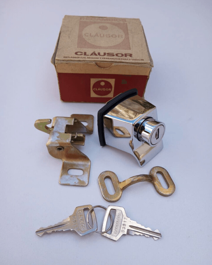 Conjunto cerradura tapa motor SEAT 850