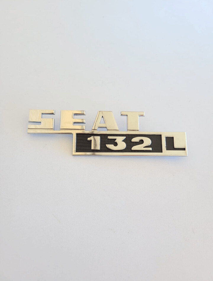 Anagrama SEAT 132 L metálico