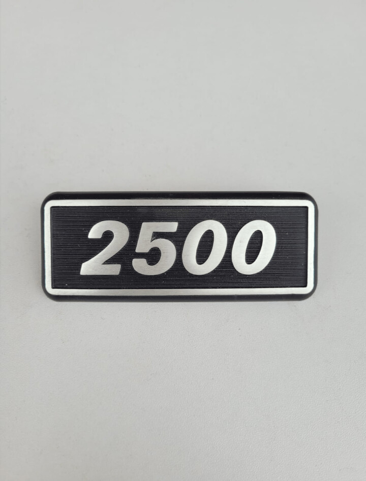 Anagrama 2500 SEAT 131 SOFIM metálico