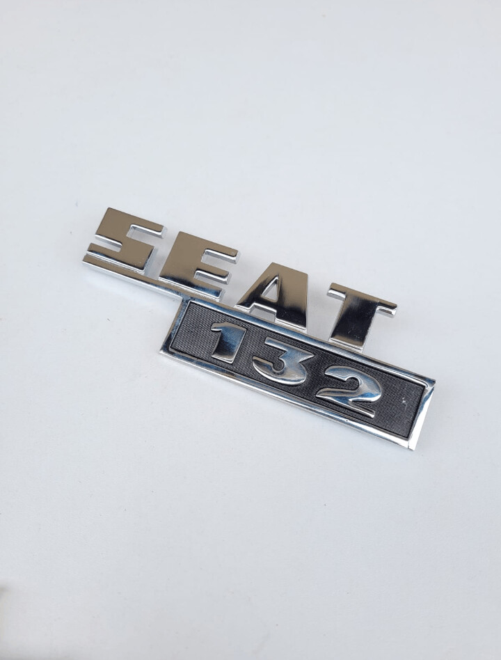 Anagrama SEAT 132 metálico