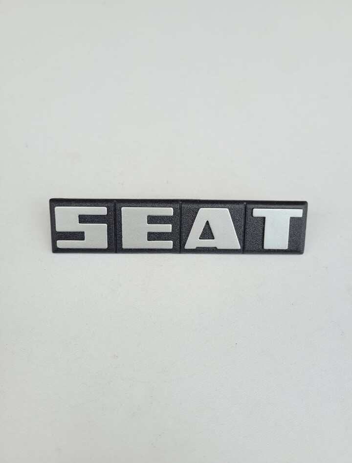 Anagrama SEAT 124 rejilla delantera (102x22mm)