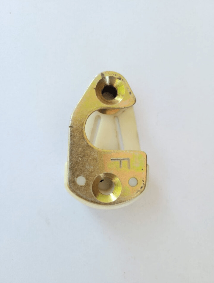 Resbalon cerradura puerta derecha SEAT 127.SEAT 131
