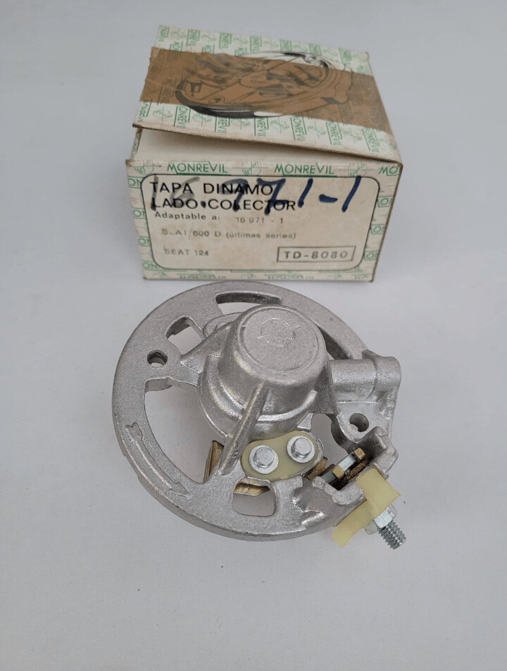 Tapa dinamo lado colector SEAT 600 D.SEAT 124 (monrevil)