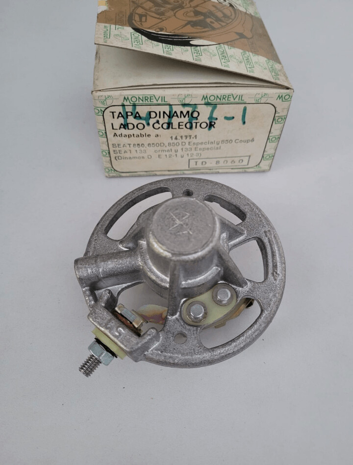 Tapa dinamo lado colector SEAT 850.SEAT 133 (monrevil)