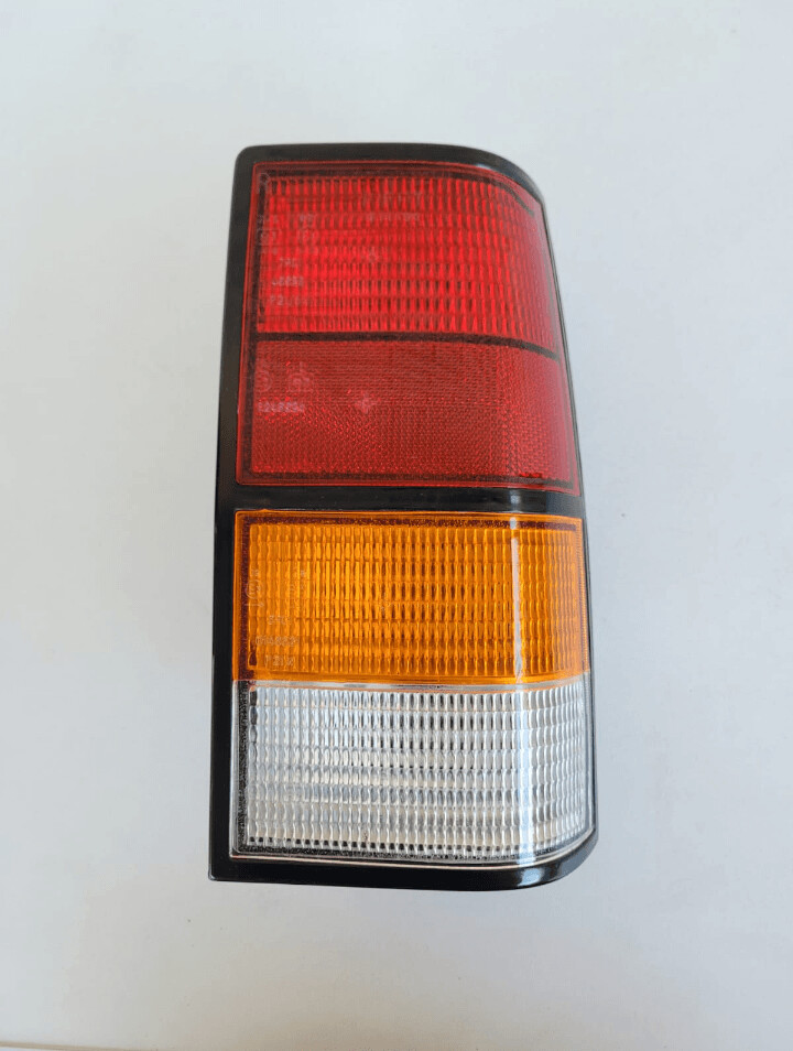 Piloto trasero derecho OPEL CORSA A (con portalamparas)