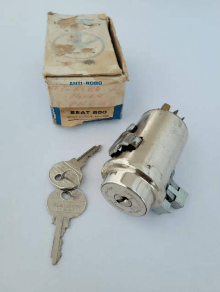 Clausor antirrobo SEAT 850 (hasta marzo 69)