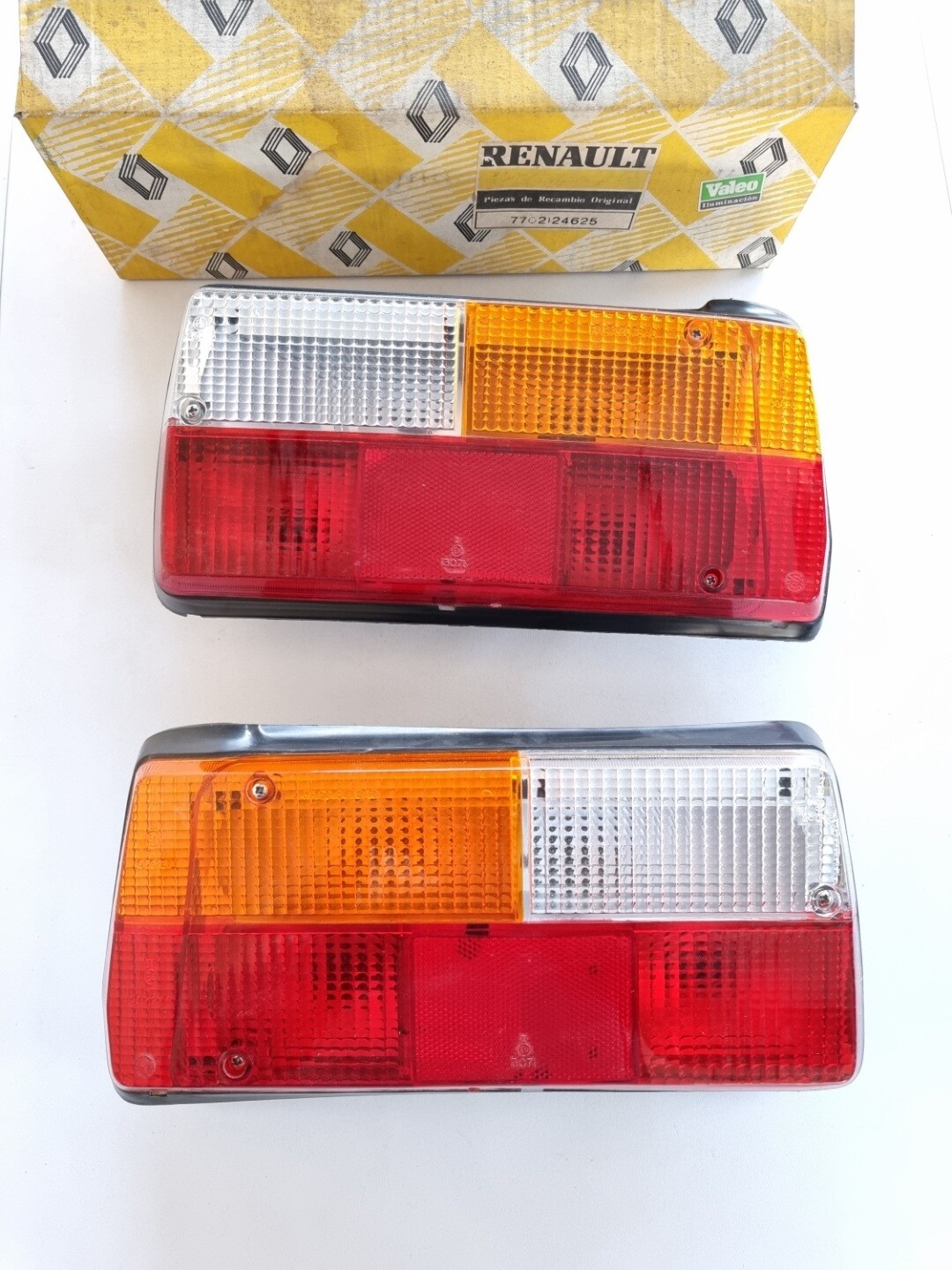 Pareja pilotos traseros RENAULT 7 MODERNO (original renault)