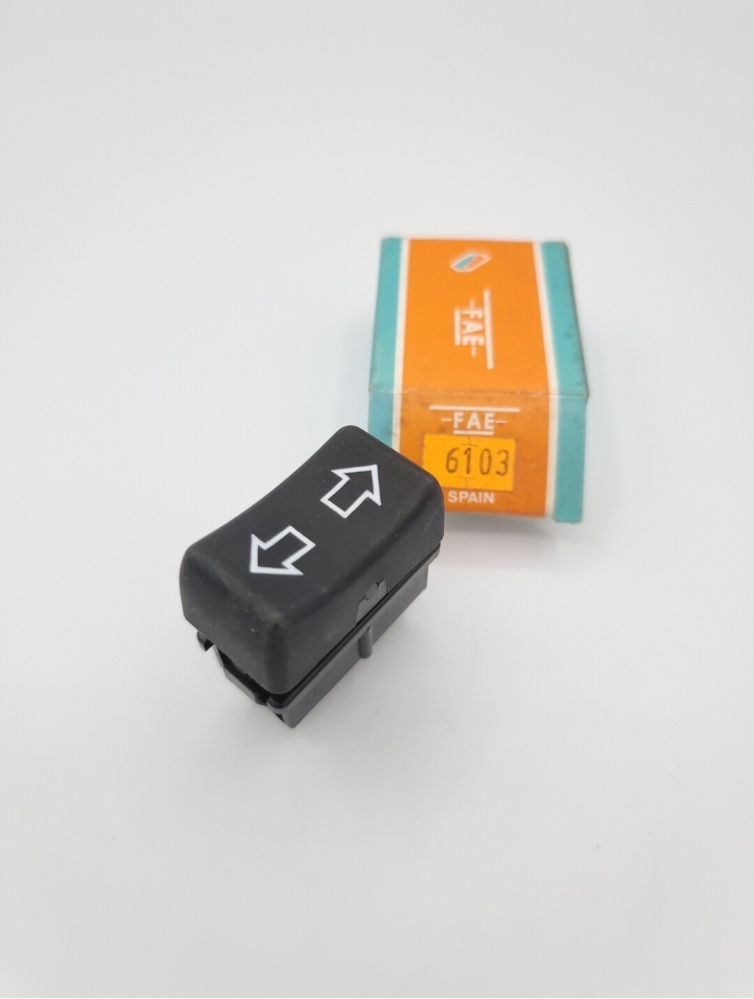 Interruptor elevalunas RENAULT 11.14.15.17.18.20.30 (fae)