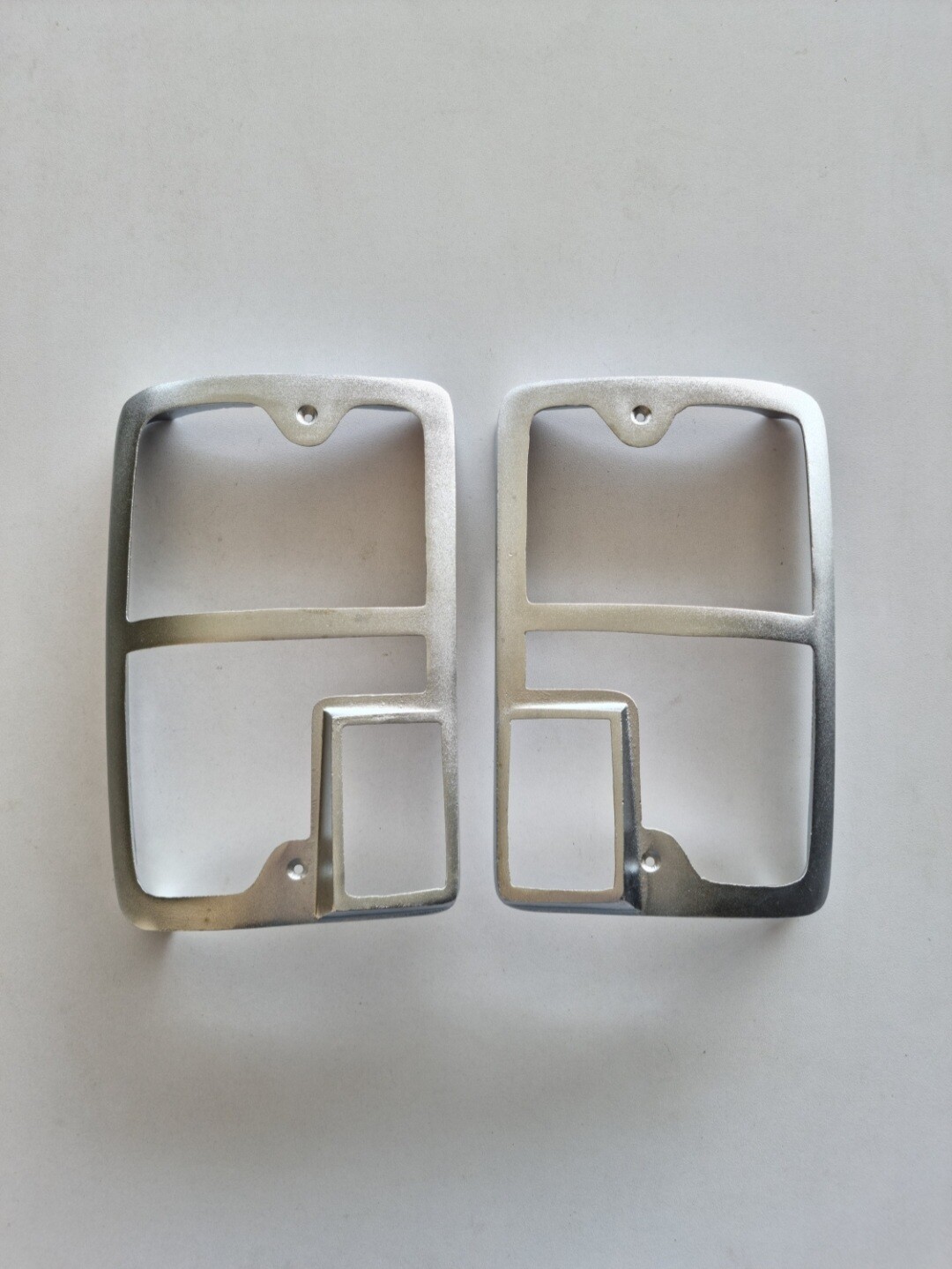 Pareja protectores pilotos traseros SEAT 133