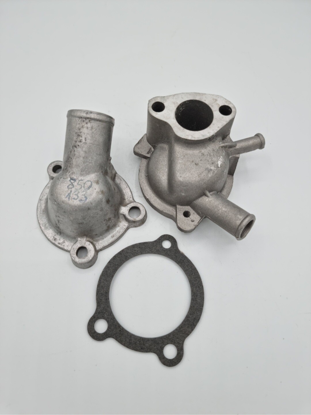 Cuerpo y termostato SEAT 850.SEAT 133