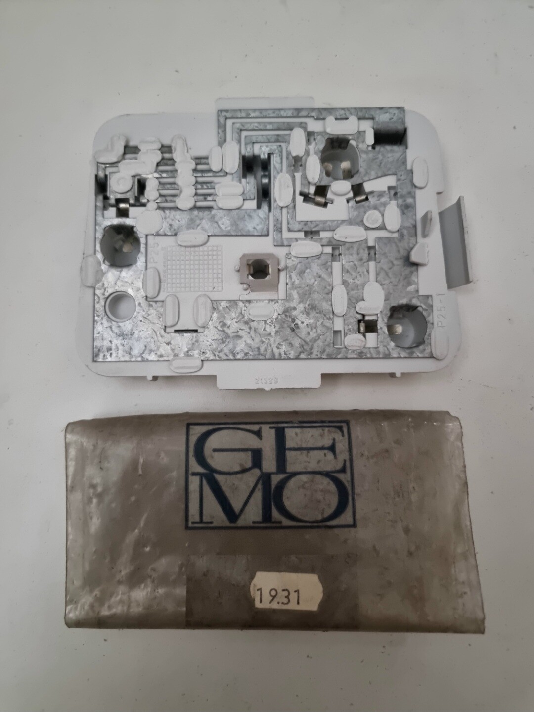 Portalamparas piloto trasero izquierdo PEUGEOT 205 (gemo)