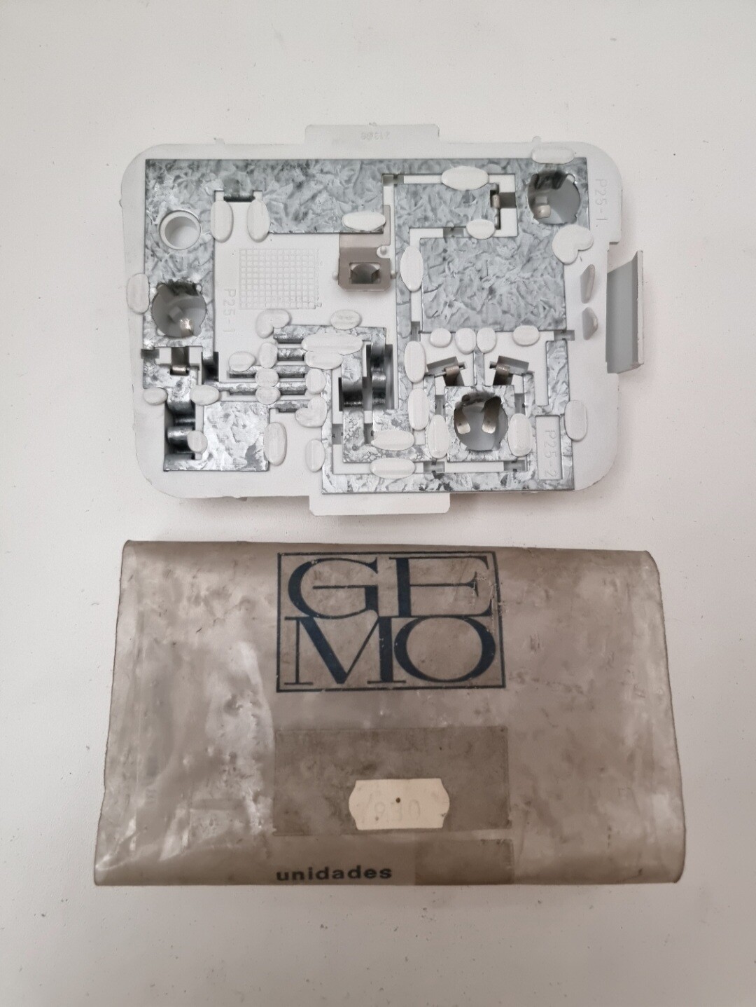 Portalamparas piloto trasero derecho PEUGEOT 205 (gemo)