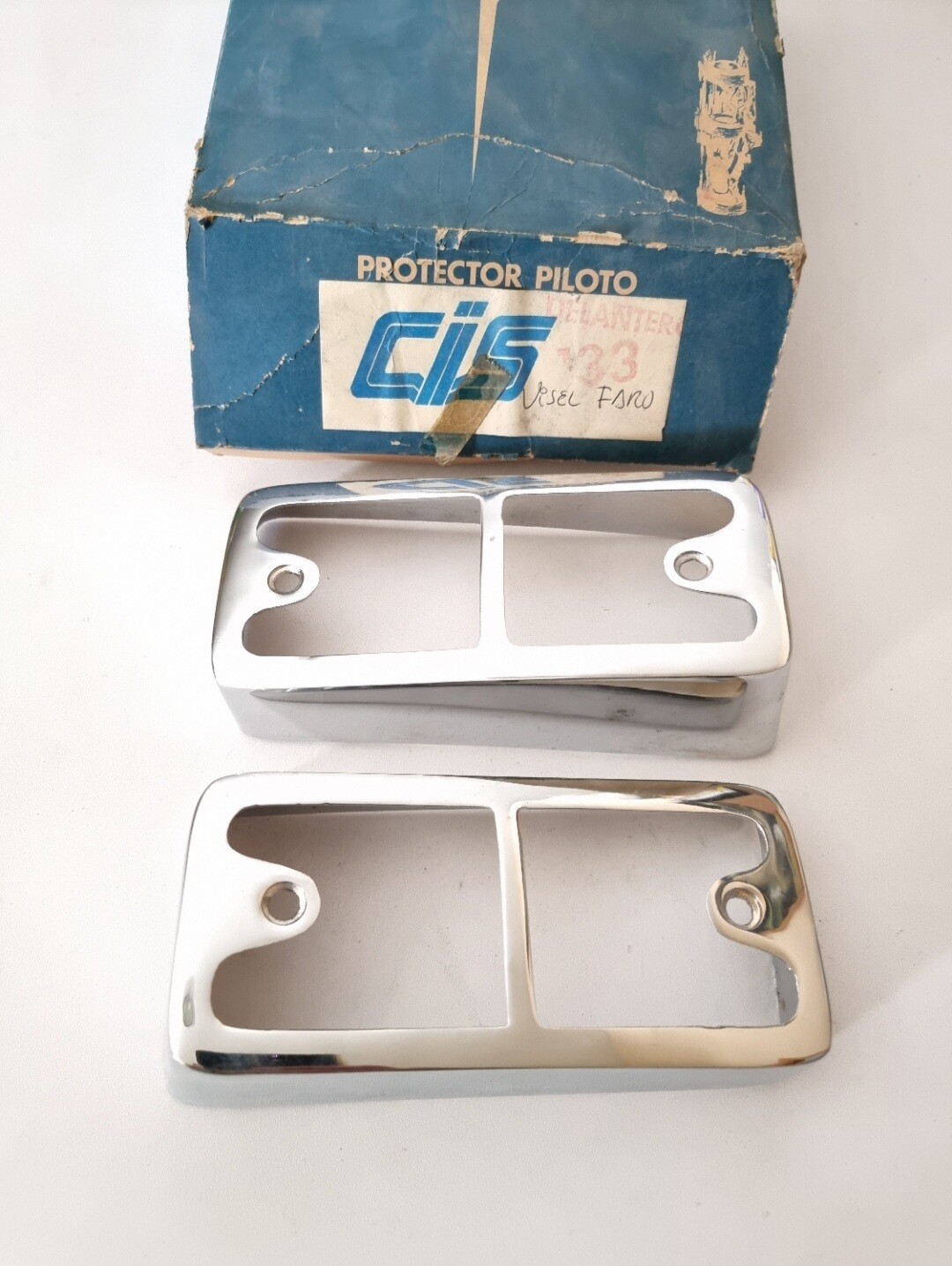 Protectores pilotos delanteros SEAT 133