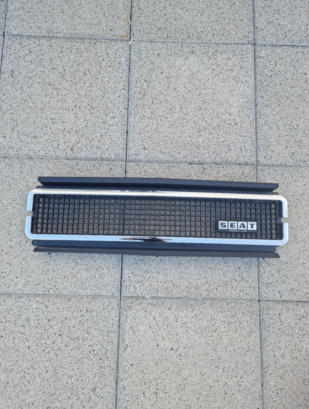 Rejilla delantera SEAT 124 FL (con defecto)