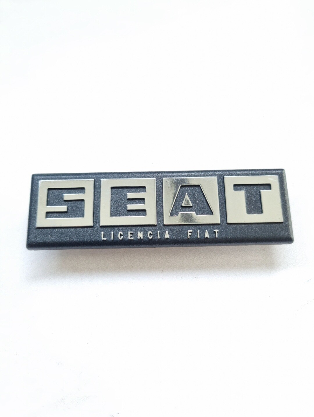 Anagrama SEAT 124 FL rejilla (121x36mm)