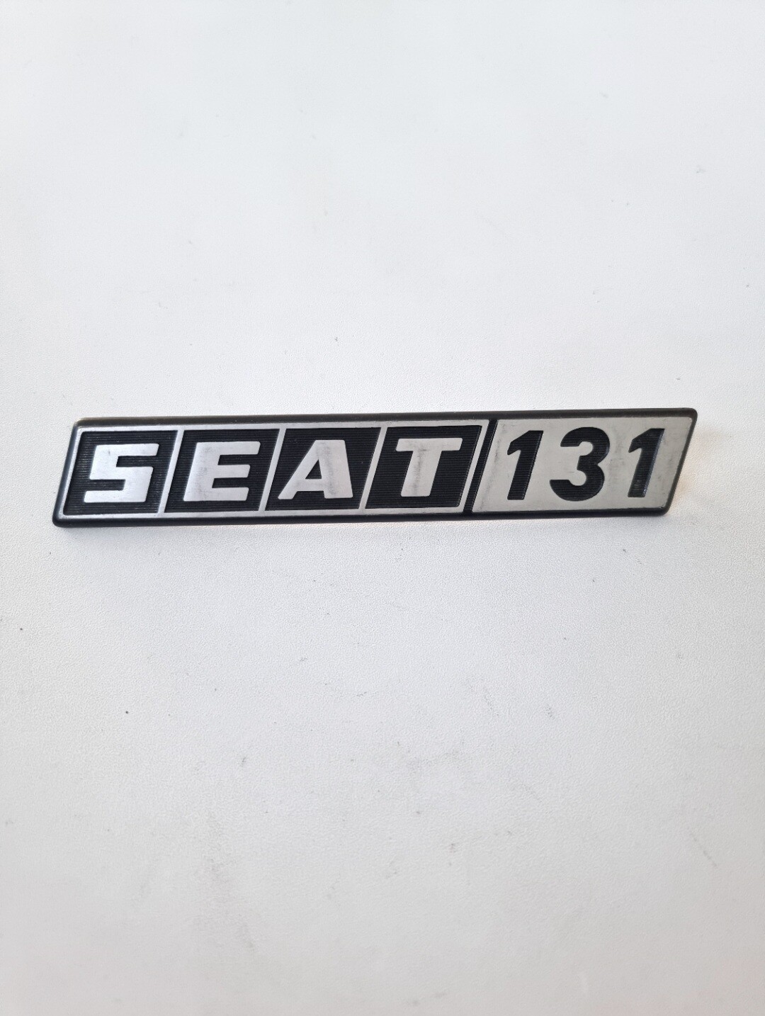 Insignia anagrama metalico SEAT 131