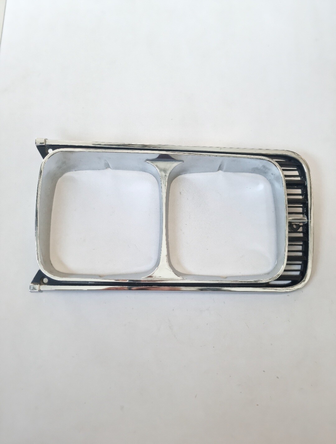 Cerquillo faros delanteros izquierdo SEAT 1430 (metal-negro)
