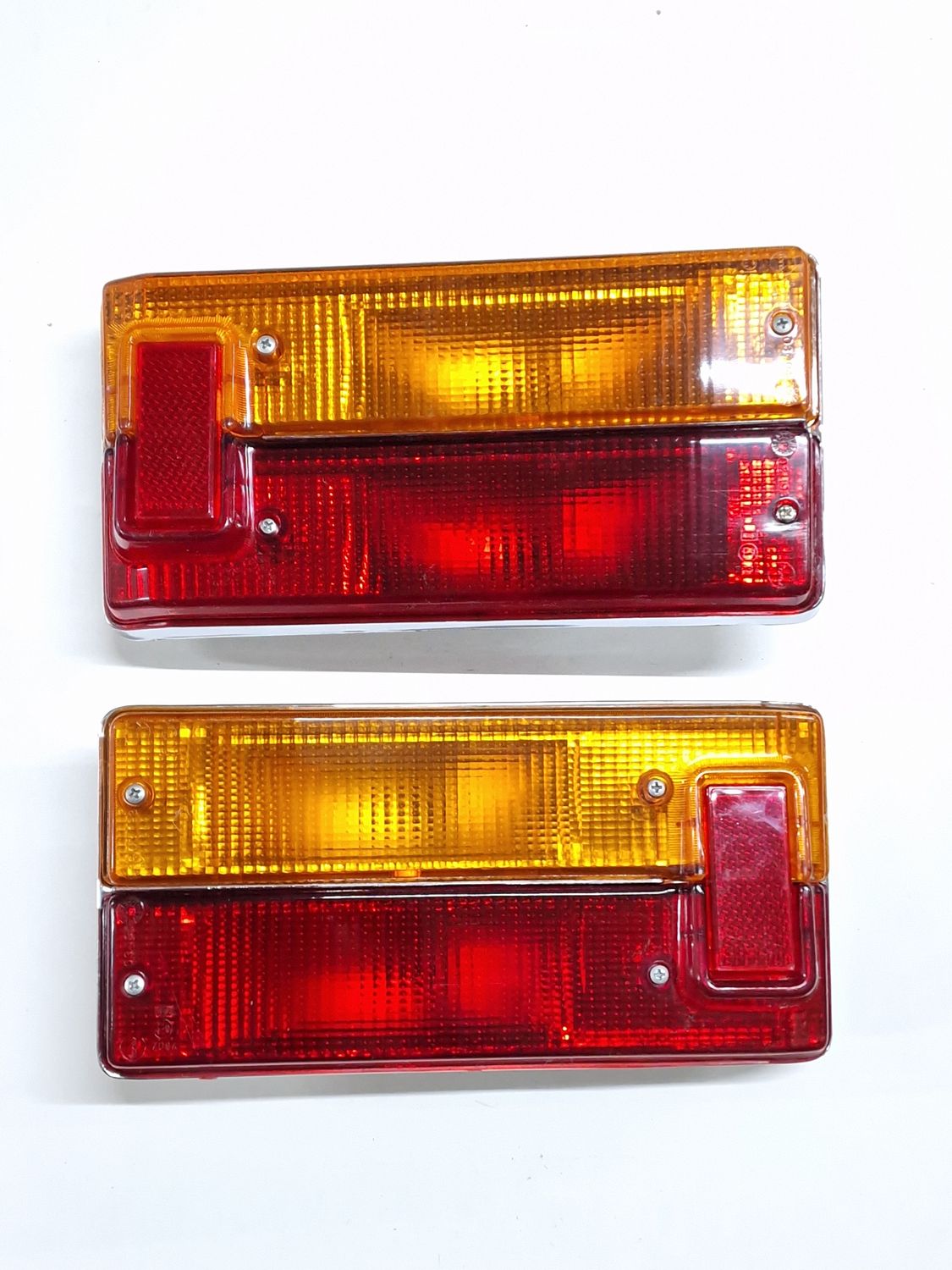 Pilotos traseros SEAT 1430 base plastico (con defecto) Pilotos traseros SEAT 1430 base plastico (con defecto)