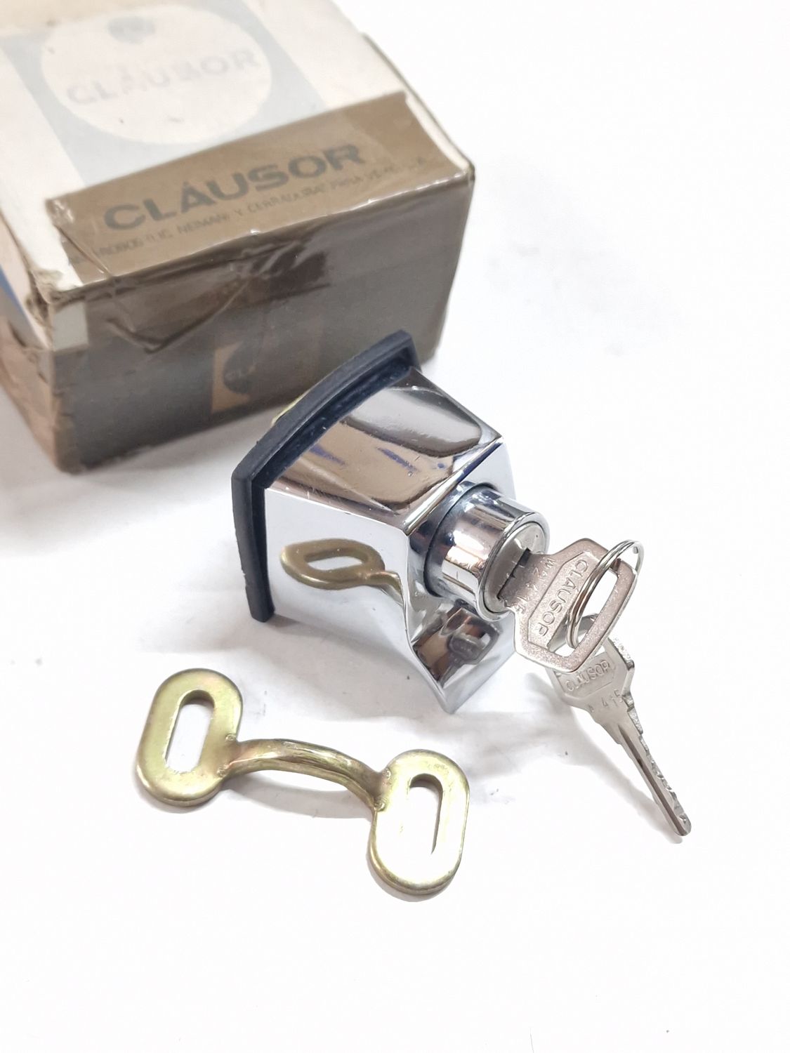 Cerradura tapa motor SEAT 850