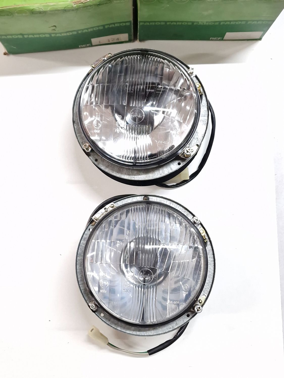 Pareja opticas faros con coco SEAT 850.SEAT 124 (Fores) TARA Pareja opticas faros con coco SEAT 850.SEAT 124 (Fores) TARA