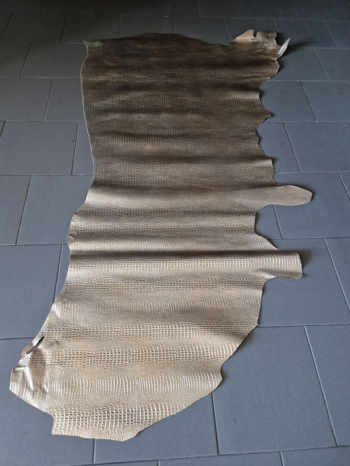 Leather bovine croco type, gold color, Size: 15.50 Square Feet