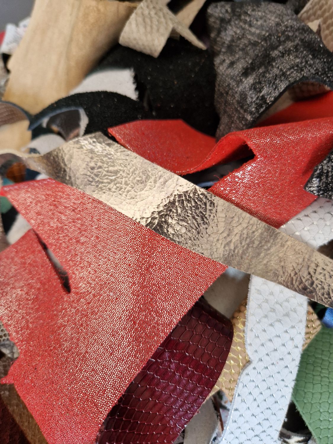 Small leather cuttings, fantasy, Pack: 0.500 KG